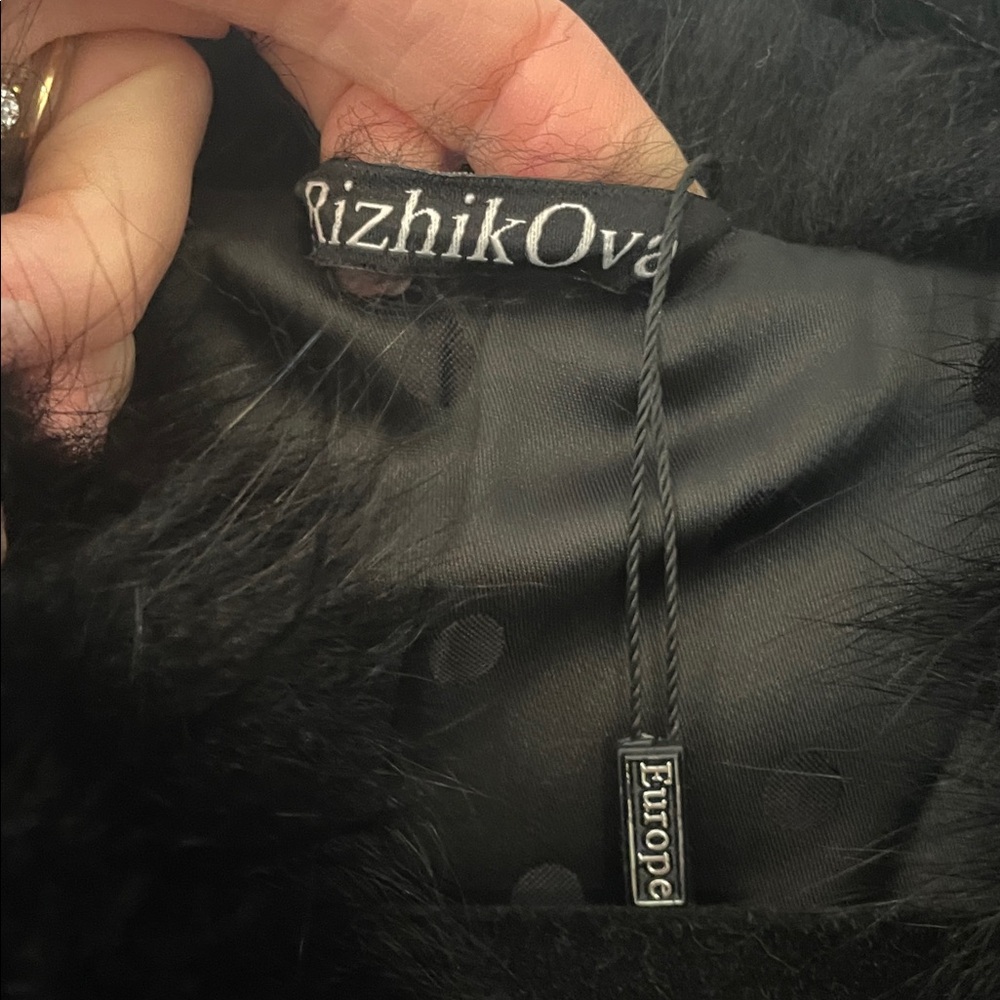 Elegant Black Fur Trim Cape - Picture 4 of 7